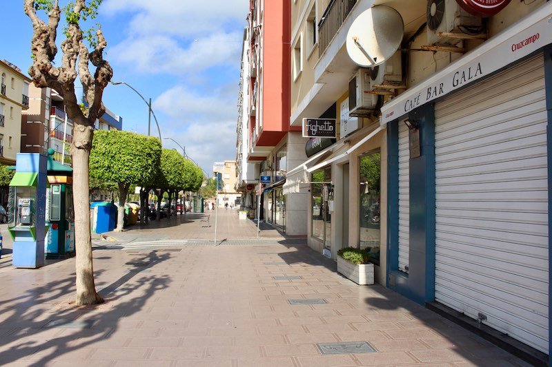 Locales cerrados en la Avenida del Mediterráneo durante el Estado de Alarma.