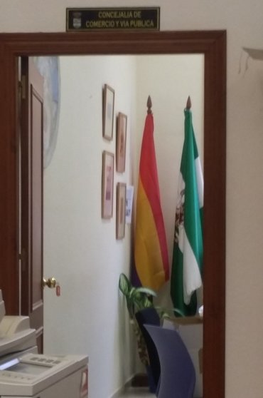 Bandera republicana en el despacho de concejalía de Vía Pública