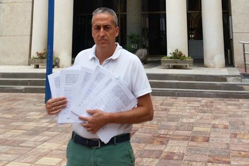 Vecinos registran firmas en el Ayuntamiento de Rincón de la Victoria