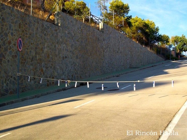 Calles cortadas con cuerdas en el entorno del CEIP Los Jarales