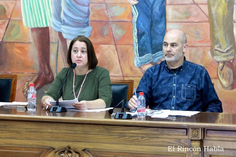 Encarnación Anaya y Antonio Moreno en un momento del Pleno