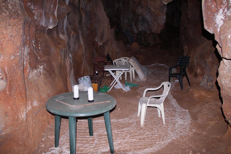 Mobiliario en interior de la cueva de la Victoria