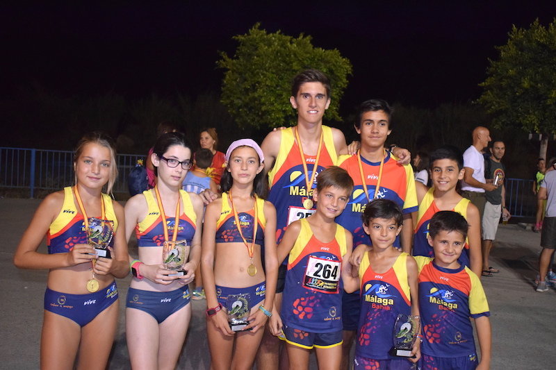 Atletas del Club Málaga Bahia posan con sus premios