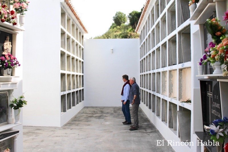 Concejal José Luis Pérez García visita nuevos nichos en el cementerio de La Cala del Moral