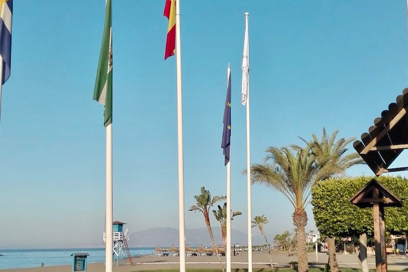 Bandera de Q de Calidad Turística en las playas de Rincón de la Victoria