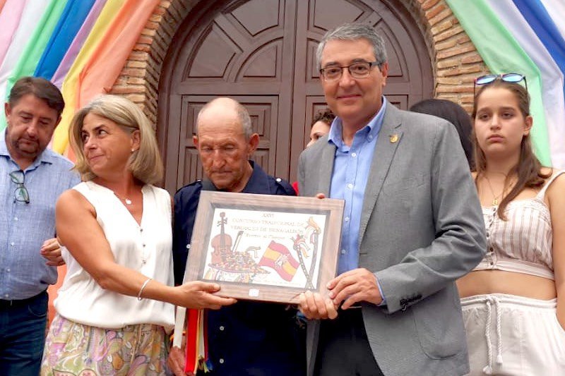 Francisco Salado entrega el premio al alcalde de la panda Jotron y Lomilla Jose Romero
