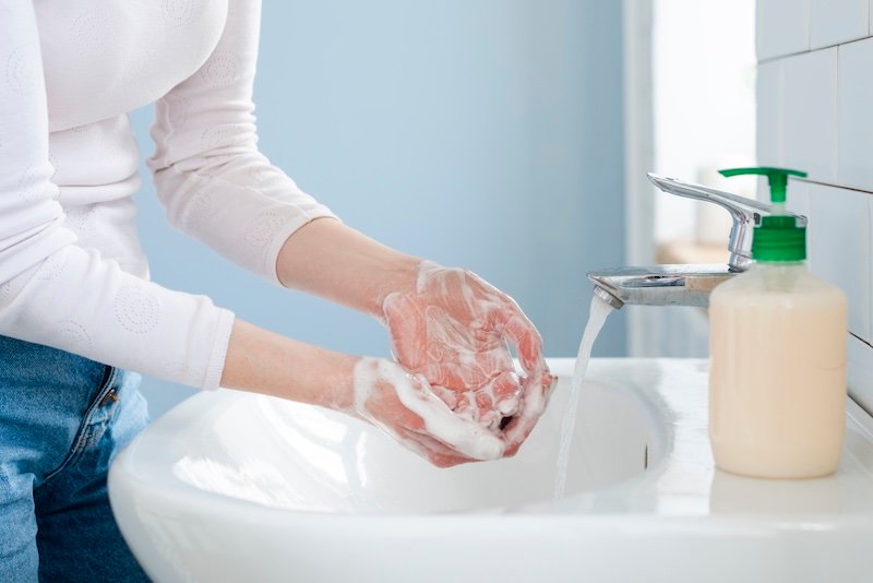 Lavarse las manos frecuentemente con agua y jabón