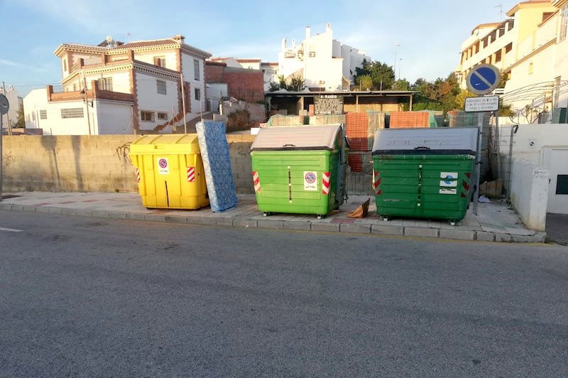 WhatsApp Image 2019-08-22 at gatos y contenedores de basura