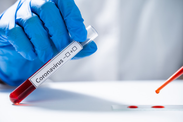 asistente-analiza-sangre-detectar-nuevo-coronavirus