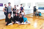 Mar&iacute;a S&aacute;nchez y alumnos de Izansdance.