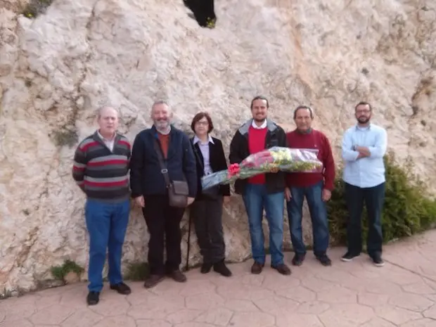 EL CANDIDATO A LA ALCALDIA DE IU, PEDRO FERNANDEZ Y OTROS MIEMBROS DEL PARTIDO REALIZAN UNA OFRENDA FLORAL  copia