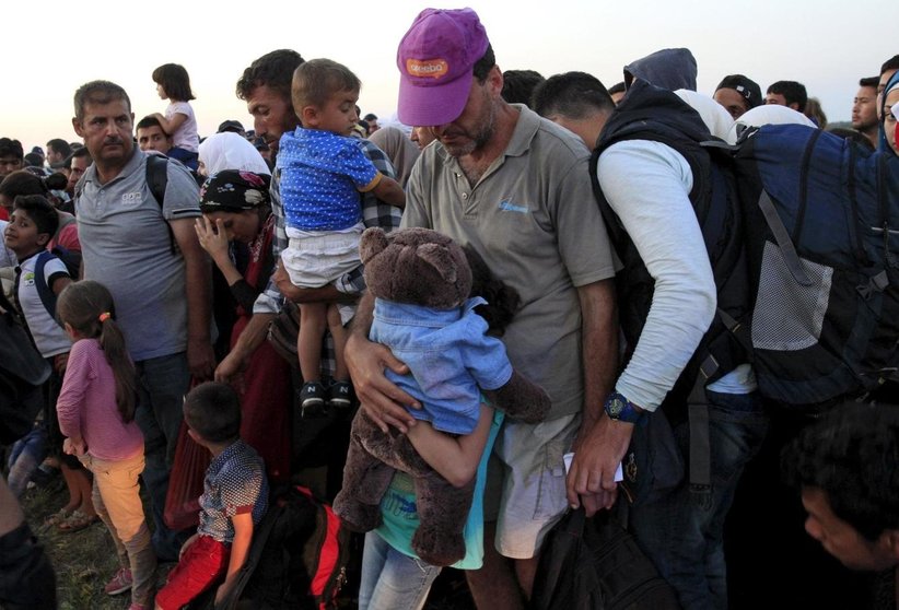 Refugiados sirios tras cruzar la frontera entre Serbia y Hungría cerca de Roszke el 27 de agosto de 2015 Reuters
