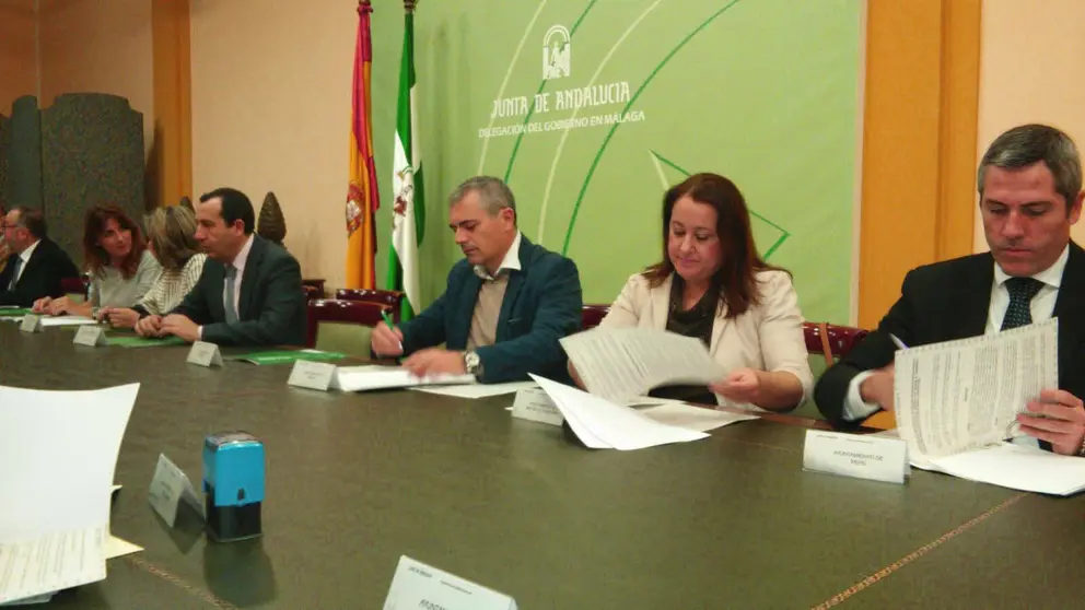 Foto firma alcaldesa Programa de Tratamiento a Familias