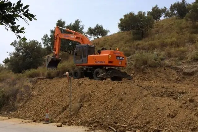 obras carretera acceso macharaviaya