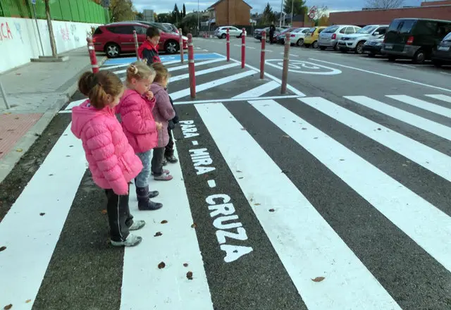 Pasos de cebra cerca de un colegio