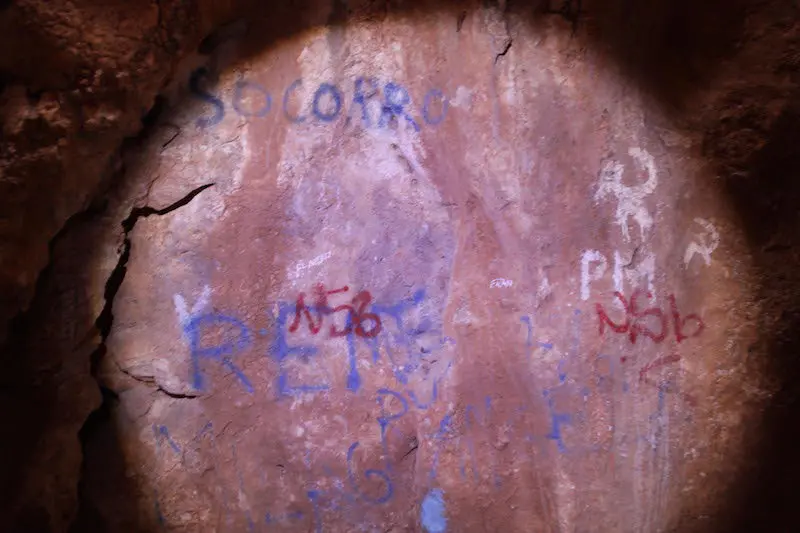 Destrozos en la Cueva de la Victoria