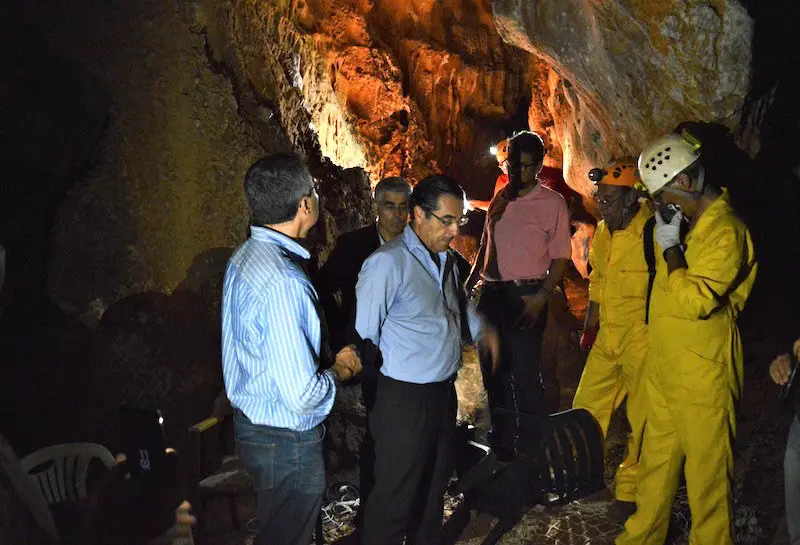 Visita al interior de la cueva de la Victoria