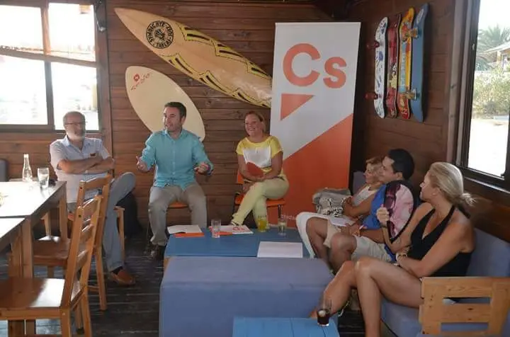 Guillermo-Díaz-y-Elena-Aguilar-en-el-café-ciudadano-de-Rincón-de-la-Victoria-2