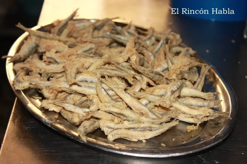 Bandeja de boquerones fritos