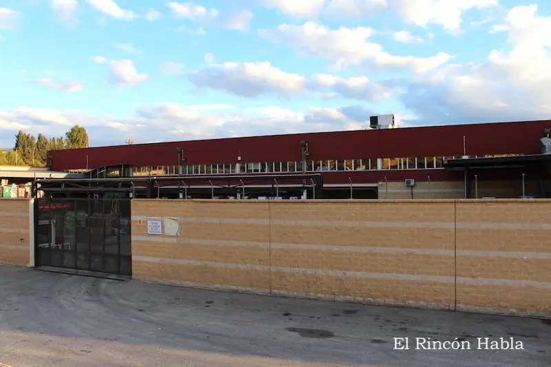 Exteriores muelles de carga y descarga del Centro Comercial de Rincón de la Victoria