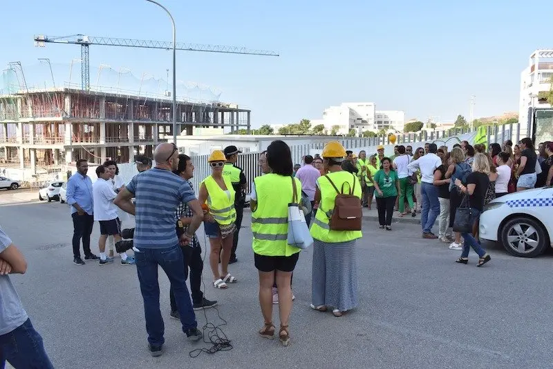 Padres se manifiestan a las puertas de las prefabricadas