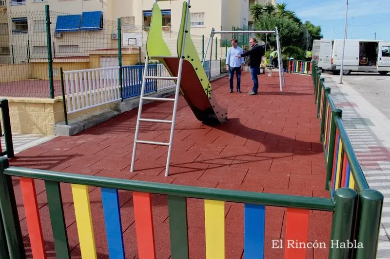 Parque infantil en C/ Barlovento, Torre de Benagalbón