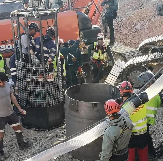 Mineros comienzan a entrar en la galería vertical para rescatar a Yulen