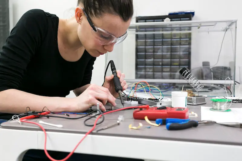 mujer trabajando tecnologia