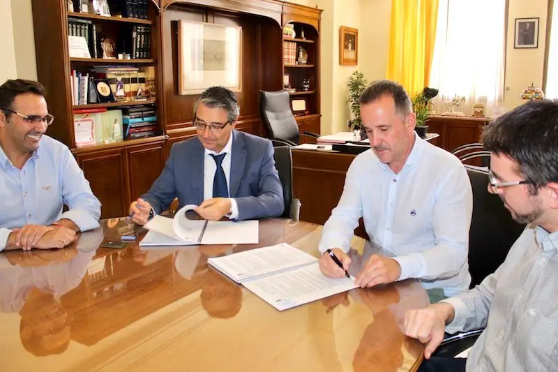 Firma Contrato Piscina 20junio2019 800x533