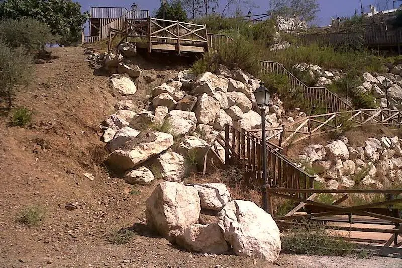 Desmoronamiento del muro escollera en la urb. La Candelaria de Benagalbon