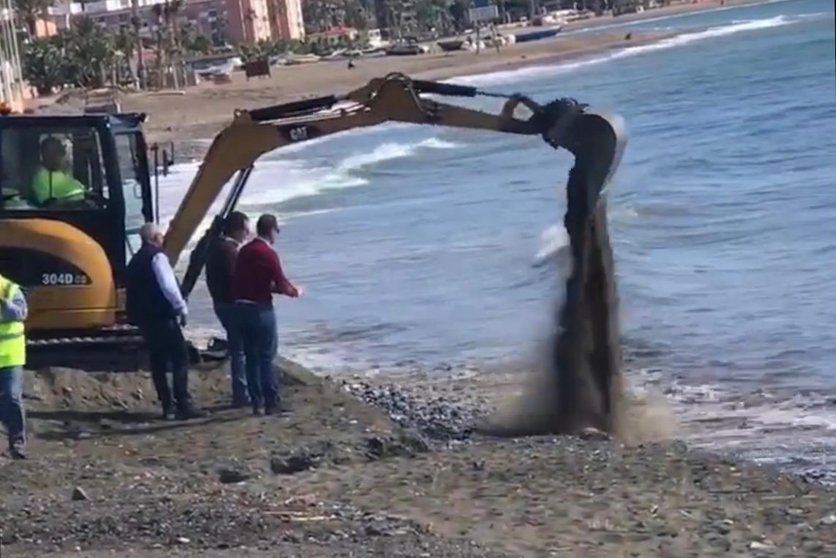 Tecnicos supervisan los materiales arrojados a la playa