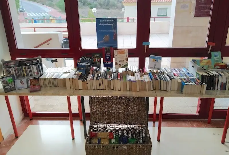 Foto del cambalache en la biblioteca de Rincón de la Victoria