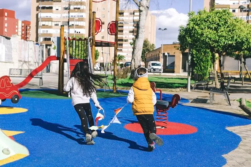 Niños jugando en un parque