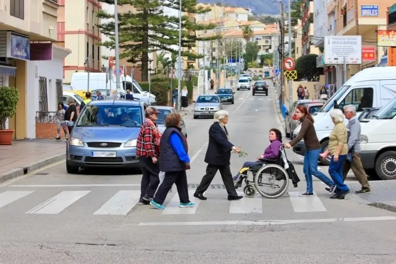 Vecinos cruzando por un paso de peatones.