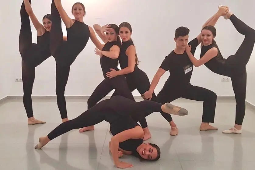 Alumnos de la escuela Izansdance campeones de España durante un rodaje para tv 1024