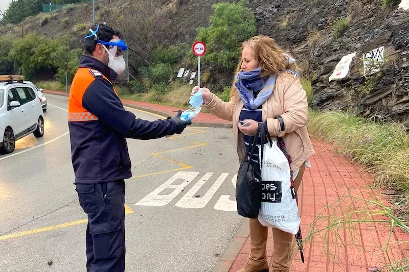 Reparto de mascarillas en Añoreta