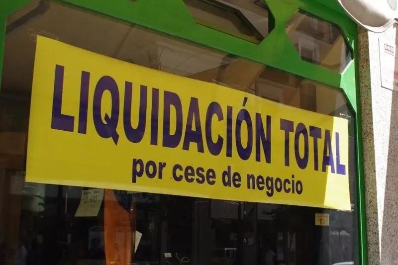 Cartel de liquidación por cese de negocio