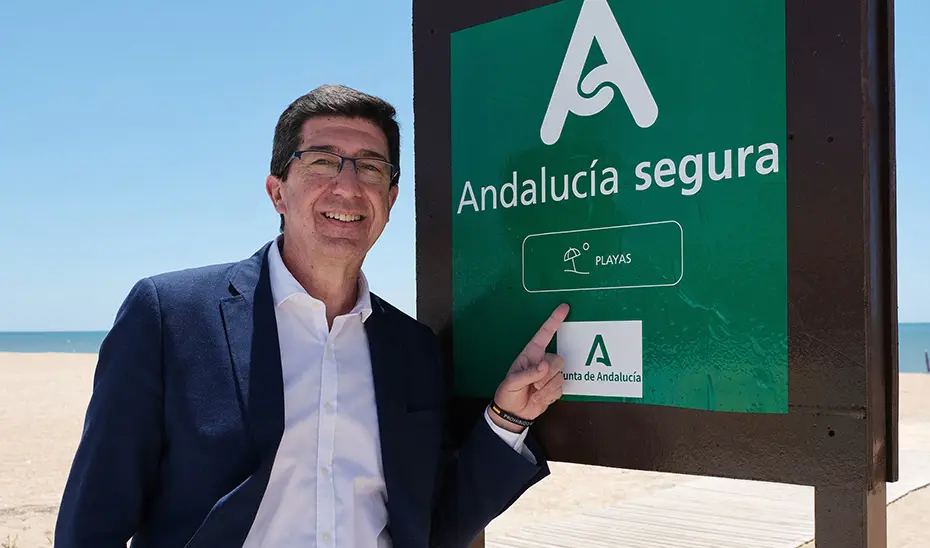 El vicepresidente Juan Marín junto al distintivo 'Andalucía Segura' en una playa.