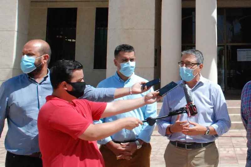 Primero a la izquierda, Ballesteros durante un acto convocado por el PP de Málaga en el Ayuntamiento rinconero hace unas semanas - foto Arrinconados.