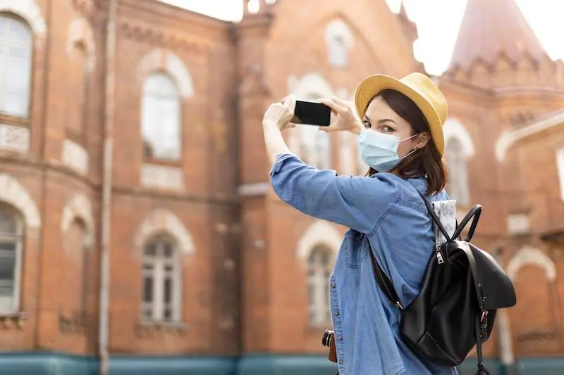 Turista con mascarilla