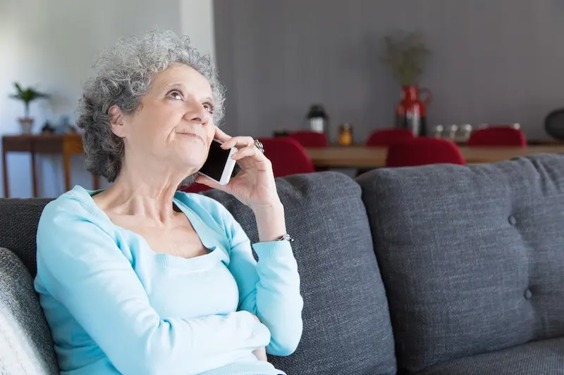 Mujer al teléfono.