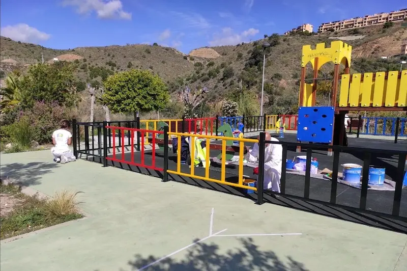 Trabajos de pintura en parque infantil