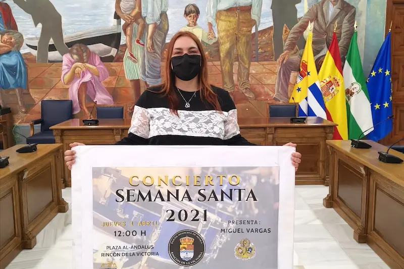 Concejala de Cultura con cartel anunciador