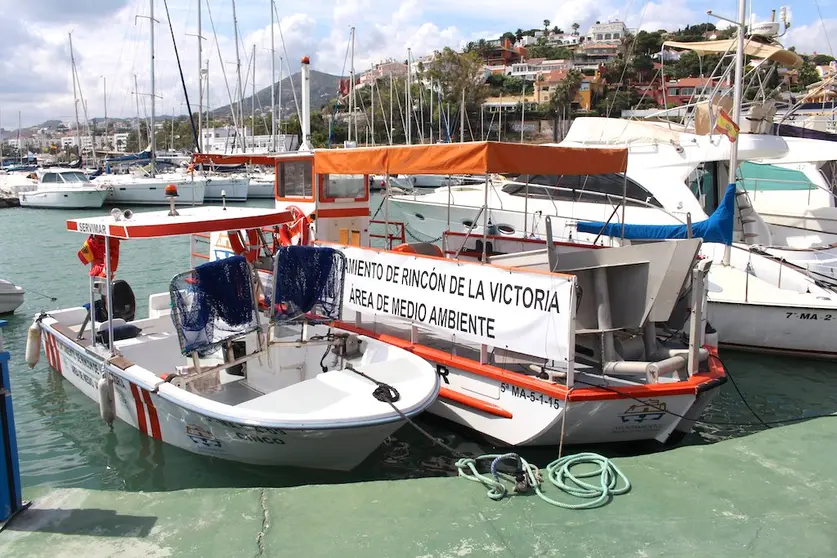 Barcos limpieza de aguas litoral solidos y quitanatas