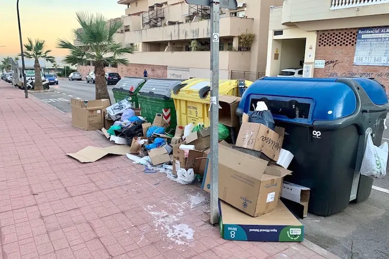 Acumulación de basura en ctra Macharaviaya