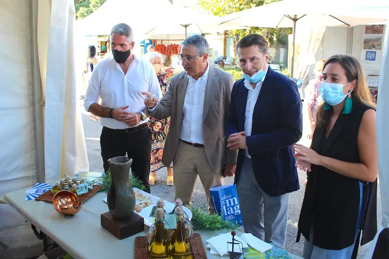 Maldonado Salado Medina y Ruiz Galvez en una de las carpas del mercado en El Morche