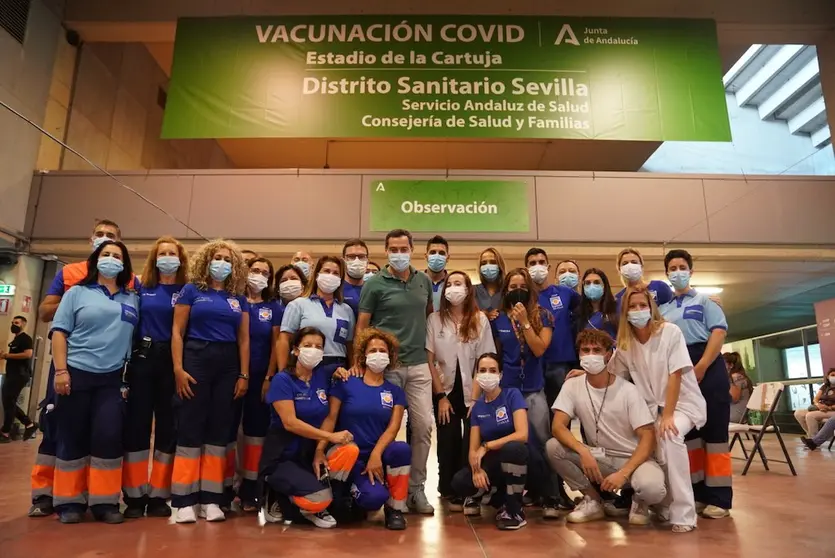 El presidente Juanma Moreno con profesionales sanitarios