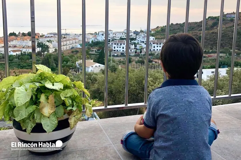 Niño con TEA de cara al mundo