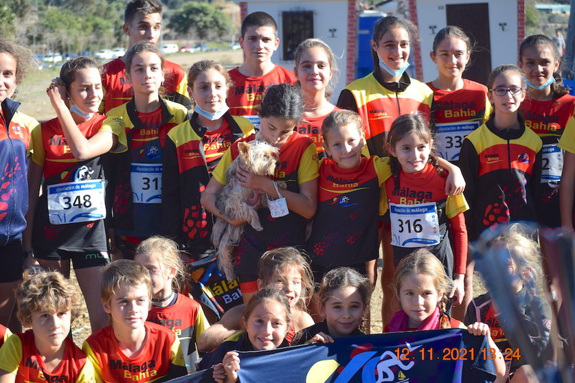 Jóvenes atletas del Club Málaga Bahía