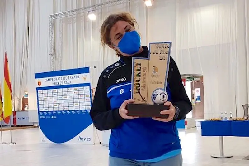 Mari Carmen Barea con el Trofeo Fair Play al equipo cadete de La Candelaria en el Campeonato de España